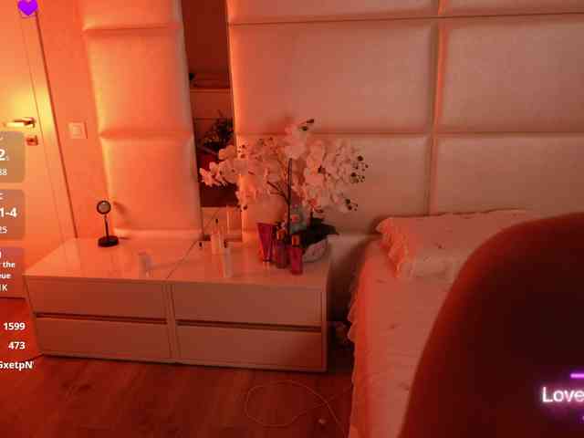 LilyColins webcam