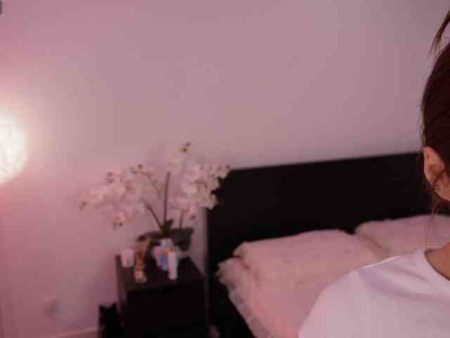 LilyColins webcam