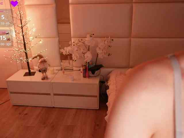 LilyColins webcam