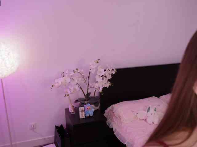 LilyColins webcam