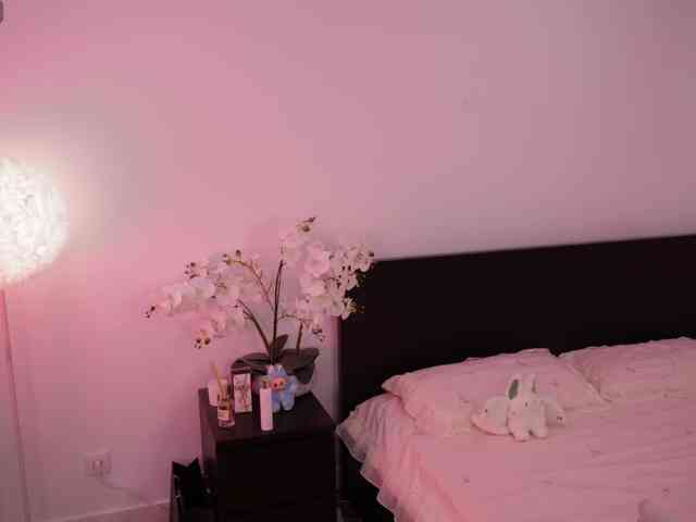 LilyColins webcam