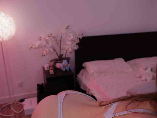 LilyColins webcam