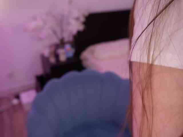 LilyColins webcam