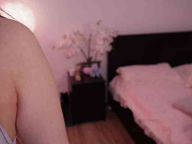 LilyColins webcam