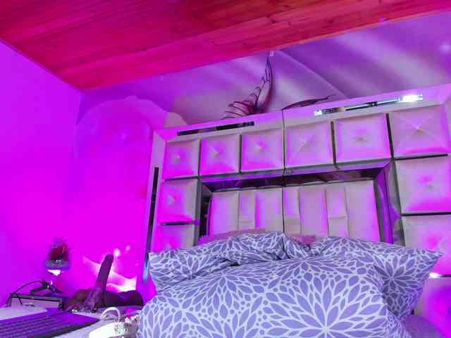 emiliclark Live Webcam on BongaCams