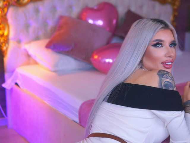 JuicyJessye's BongaCams show and profile