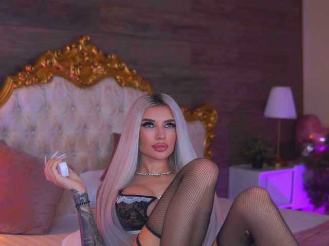 JuicyJessye's BongaCams show and profile