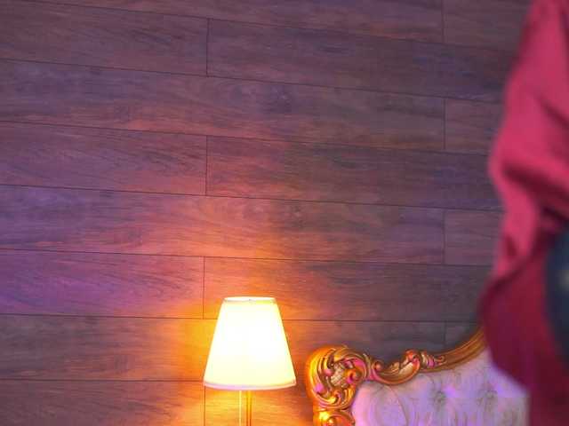 JuicyJessye's BongaCams show and profile