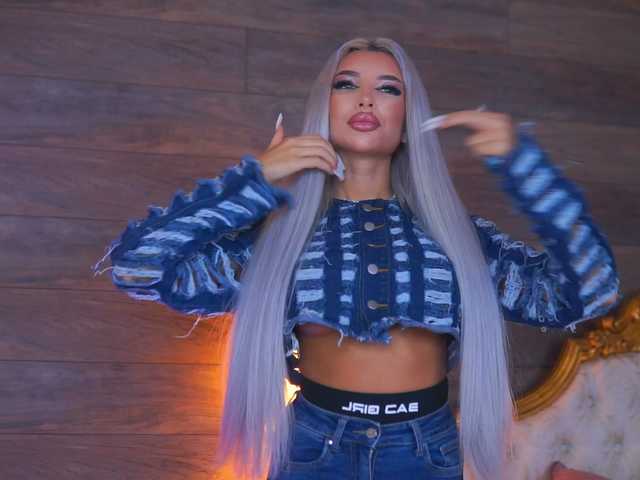 JuicyJessye's BongaCams show and profile