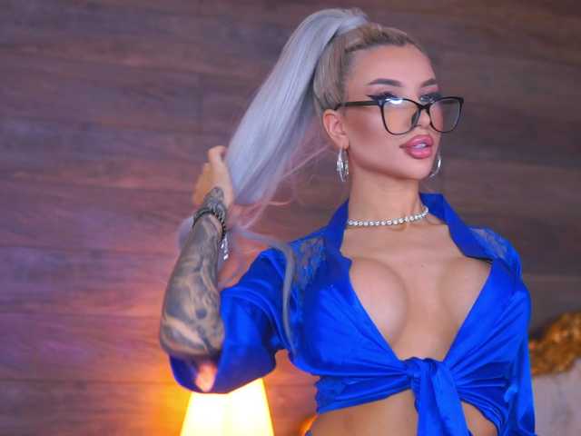 JuicyJessye's BongaCams show and profile