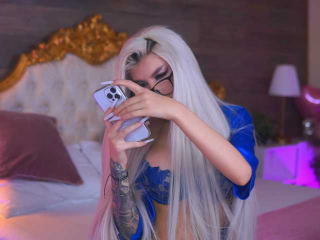 JuicyJessye's BongaCams show and profile