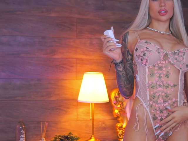 JuicyJessye's BongaCams show and profile