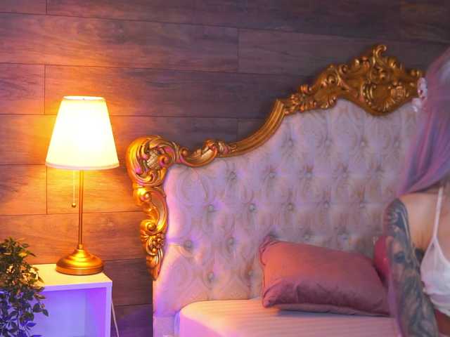 JuicyJessye's BongaCams show and profile