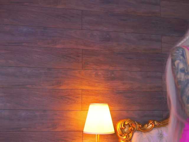 JuicyJessye's BongaCams show and profile