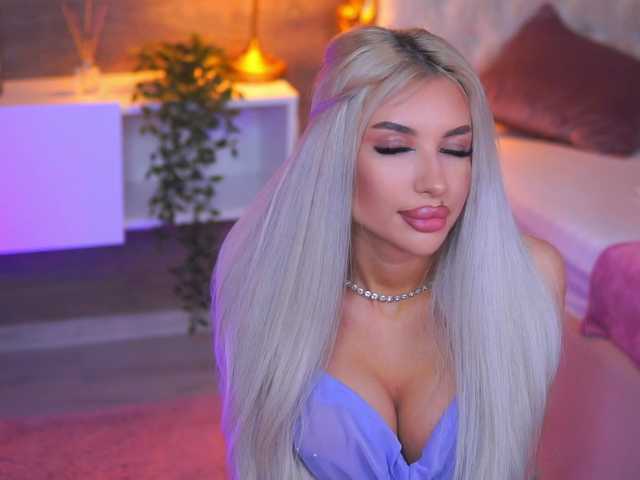 JuicyJessye's BongaCams show and profile