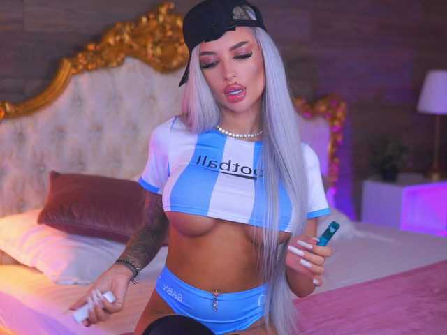 JuicyJessye's BongaCams show and profile