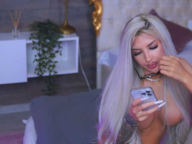 JuicyJessye's BongaCams show and profile