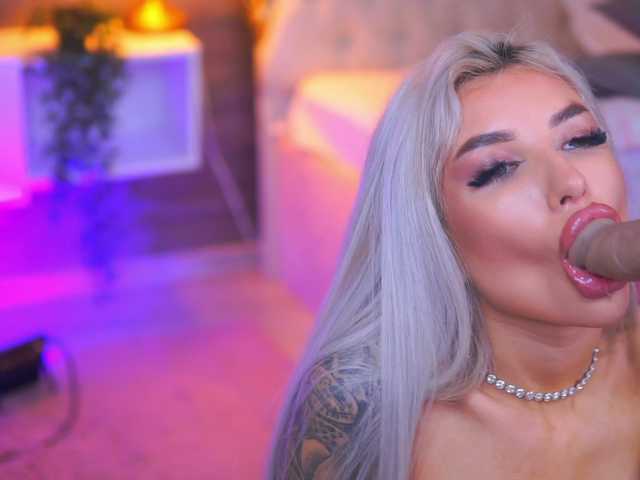 JuicyJessye's BongaCams show and profile