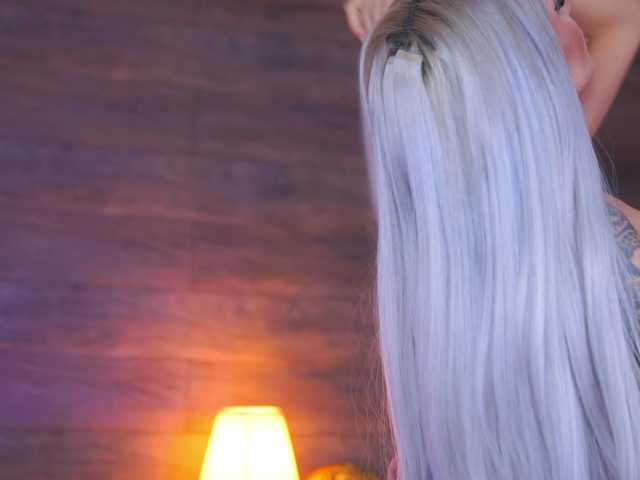 JuicyJessye's BongaCams show and profile