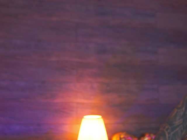 Masturbate to hot performer JuicyJessye JuicyJessye from BongaCams