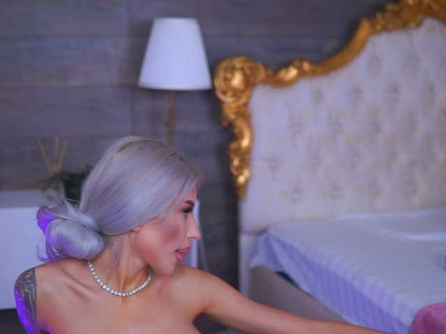 JuicyJessye's BongaCams show and profile