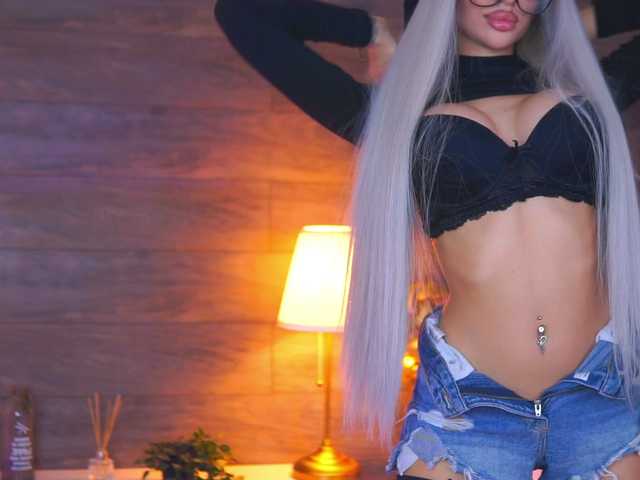 JuicyJessye's BongaCams show and profile