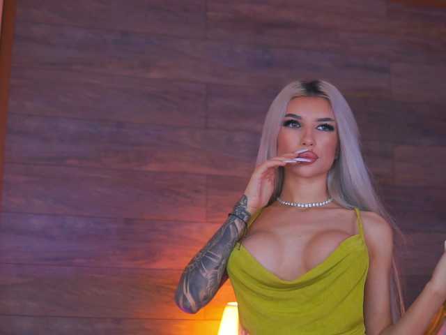 JuicyJessye's BongaCams show and profile