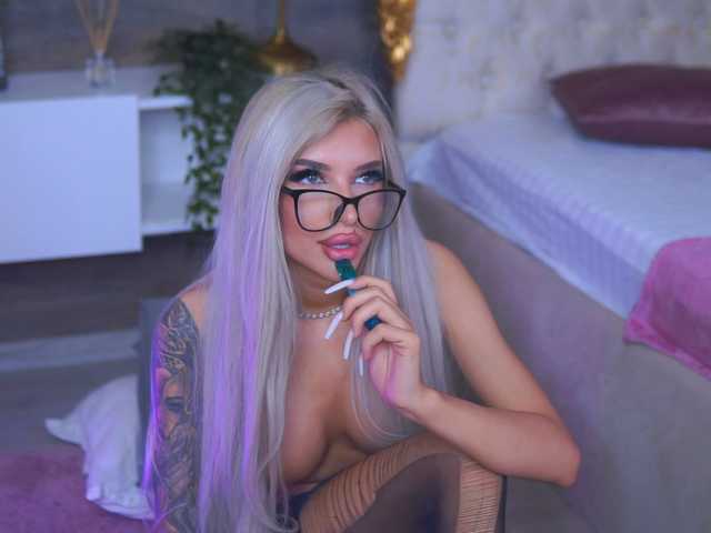 JuicyJessye's BongaCams show and profile