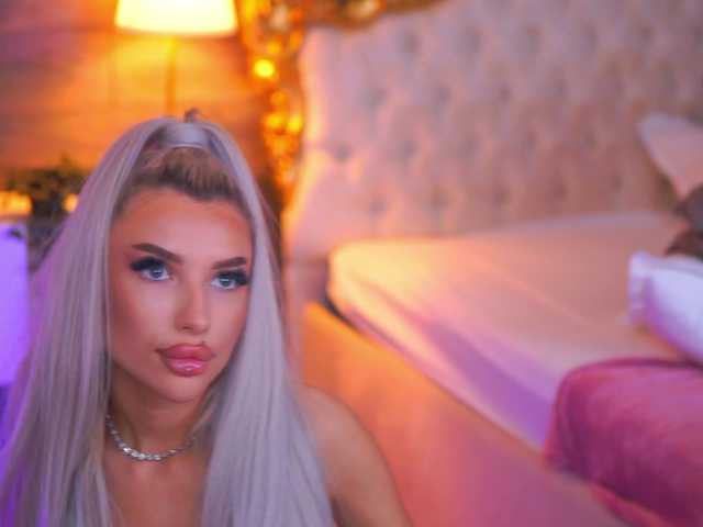 JuicyJessye's BongaCams show and profile