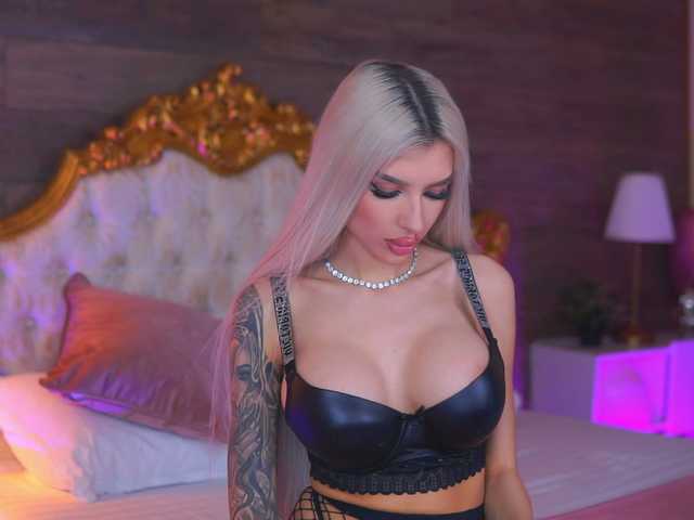 JuicyJessye's BongaCams show and profile