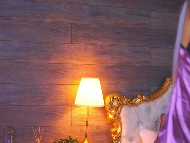 JuicyJessye's BongaCams show and profile