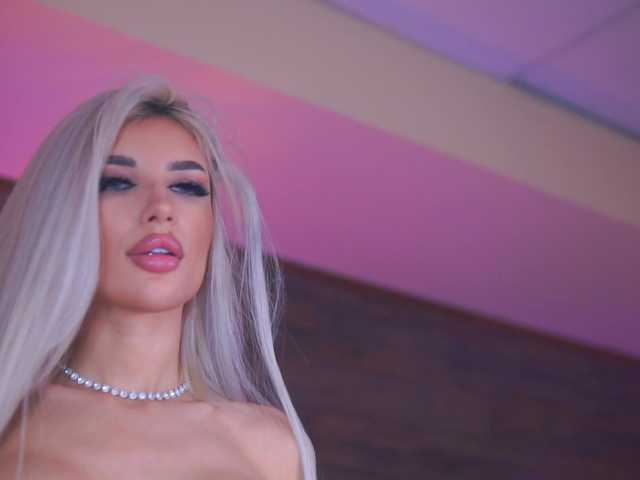 JuicyJessye's BongaCams show and profile