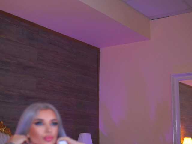 JuicyJessye's BongaCams show and profile