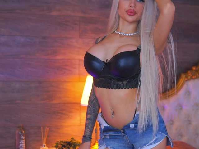 JuicyJessye's BongaCams show and profile