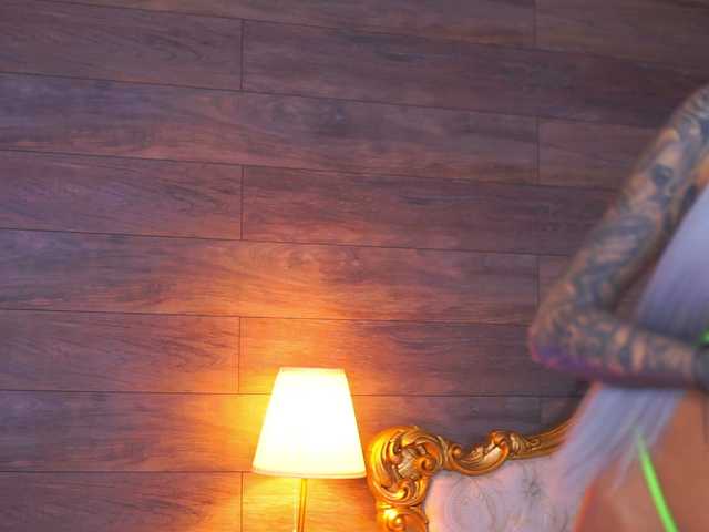 JuicyJessye's BongaCams show and profile