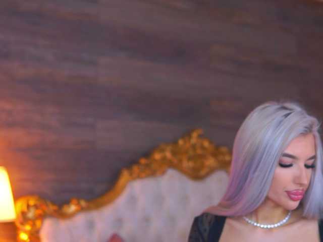 JuicyJessye's BongaCams show and profile