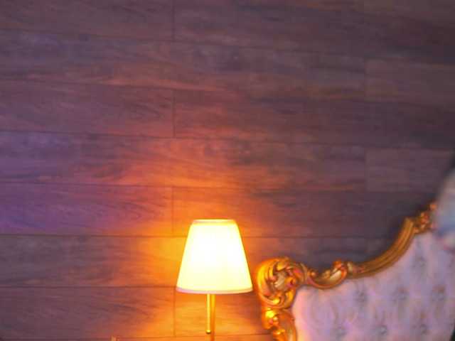 JuicyJessye's BongaCams show and profile