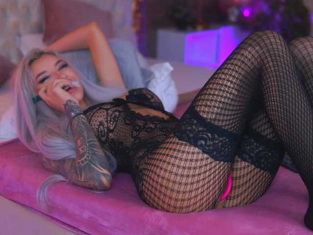 JuicyJessye's BongaCams show and profile