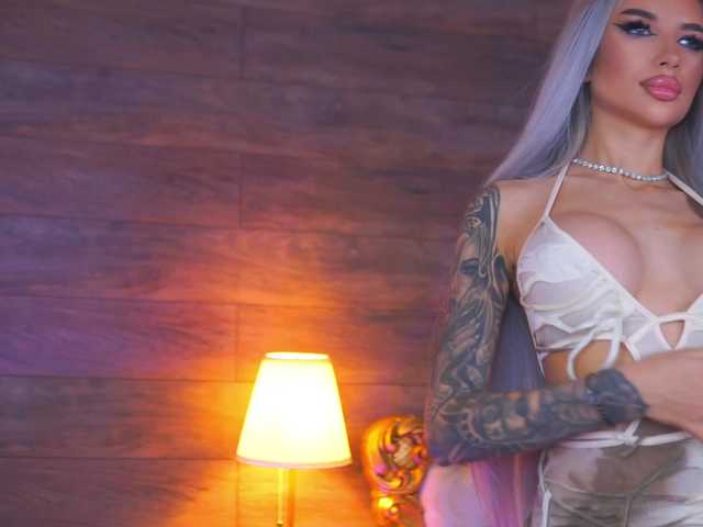 JuicyJessye's BongaCams show and profile