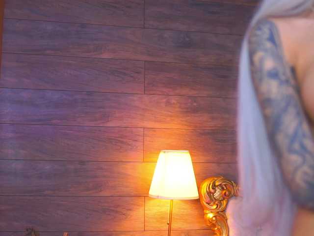 JuicyJessye's BongaCams show and profile