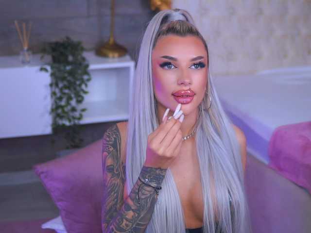 JuicyJessye's BongaCams show and profile