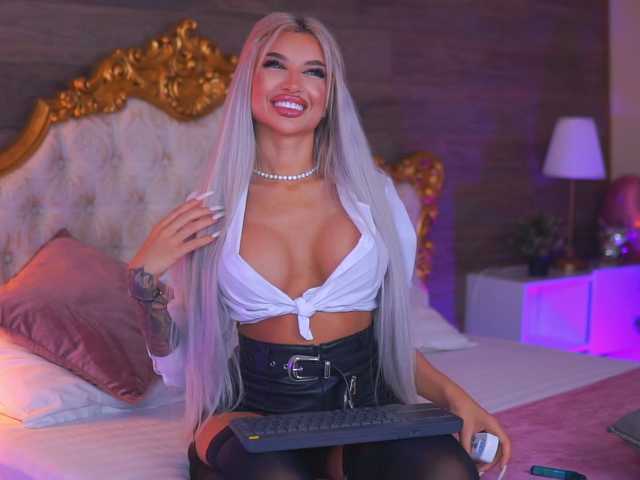 JuicyJessye's BongaCams show and profile