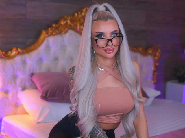 JuicyJessye's BongaCams show and profile