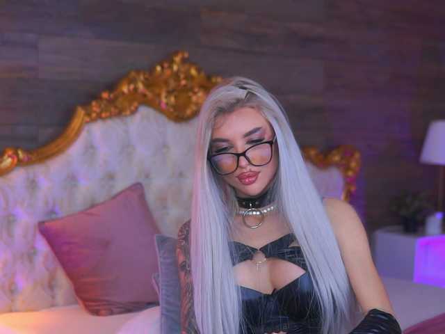 JuicyJessye's BongaCams show and profile