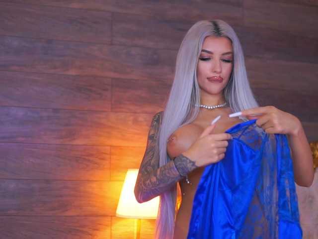 JuicyJessye's BongaCams show and profile