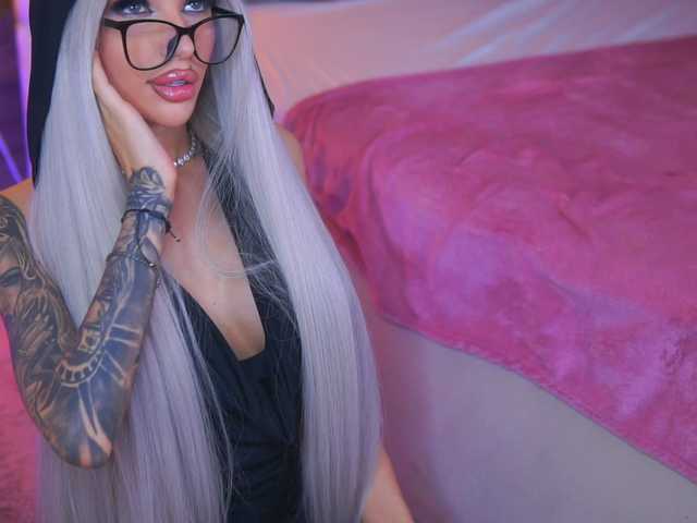 JuicyJessye's BongaCams show and profile