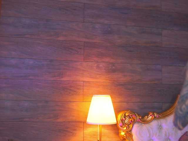 JuicyJessye's BongaCams show and profile