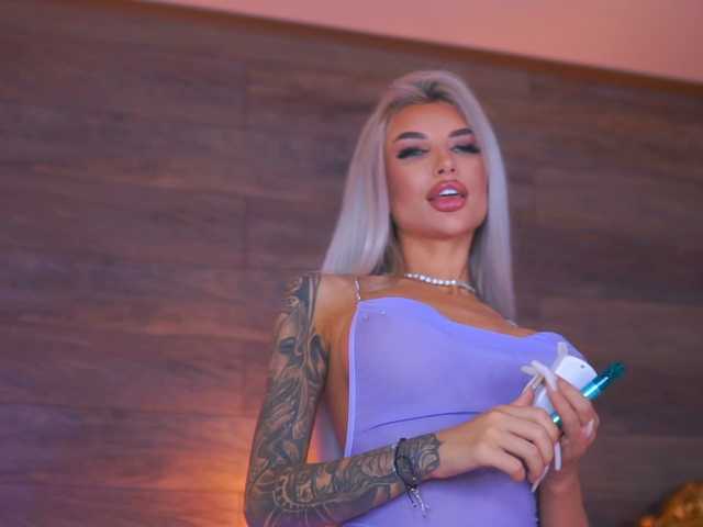 JuicyJessye's BongaCams show and profile