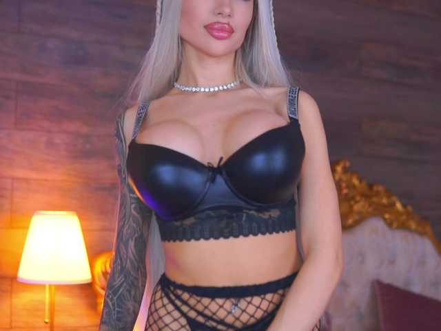 JuicyJessye's BongaCams show and profile