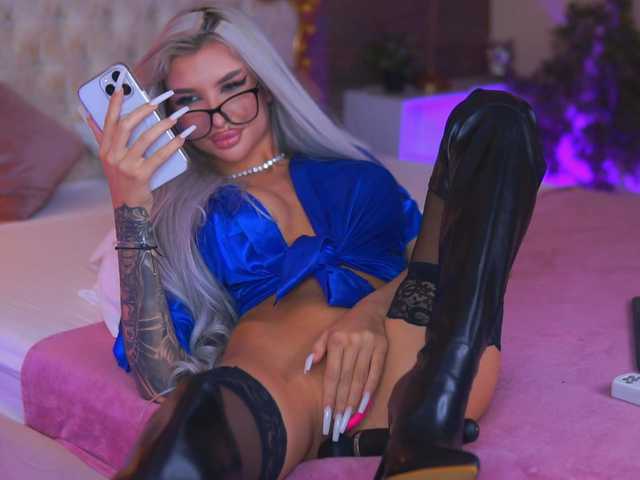 JuicyJessye's BongaCams show and profile
